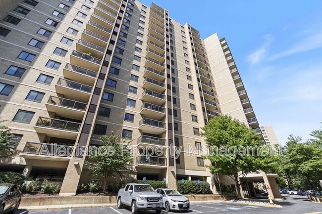309 Yoakum Pkwy