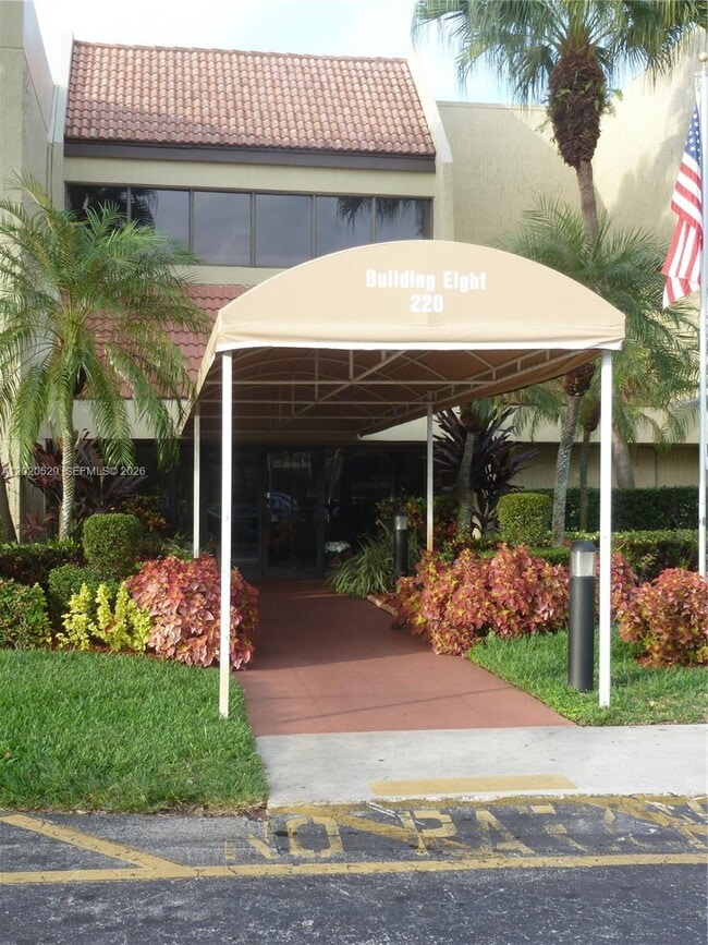 Building Photo - 220 Lakeview Dr Unit 212