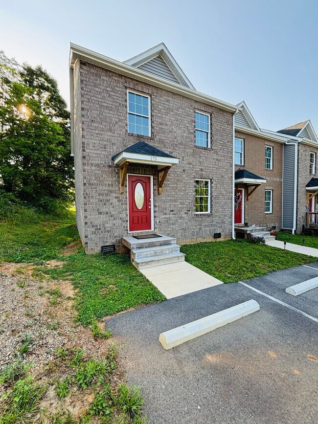 3 Bedroom, 2.5 Bath Townhouse - 3 Bedroom, 2.5 Bath Townhouse
