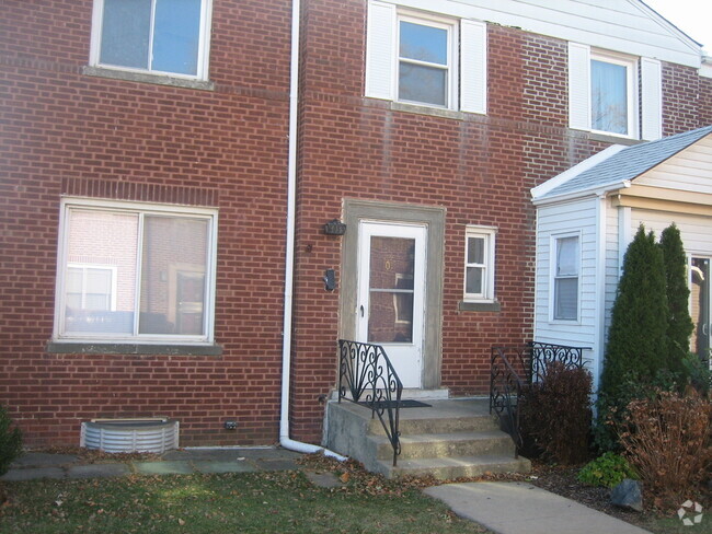 Building Photo - 6059 N Paulina St Rental