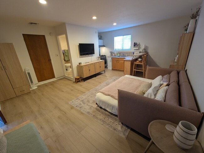 Building Photo - 301 Windward Ave Unit B