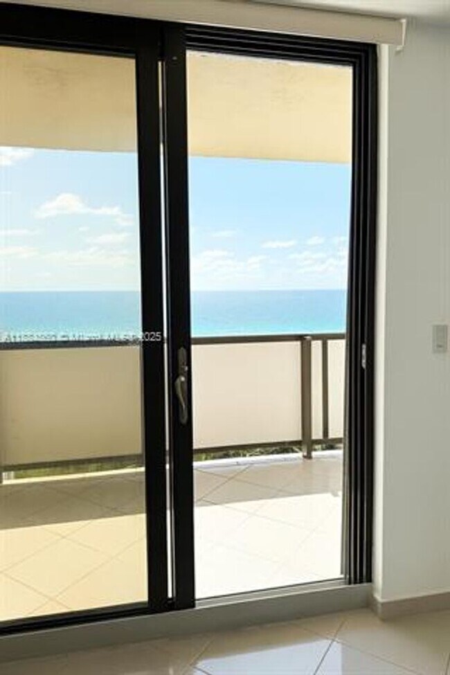 Building Photo - 1623 Collins Ave Unit 1623 Collins Ave appt PH1014