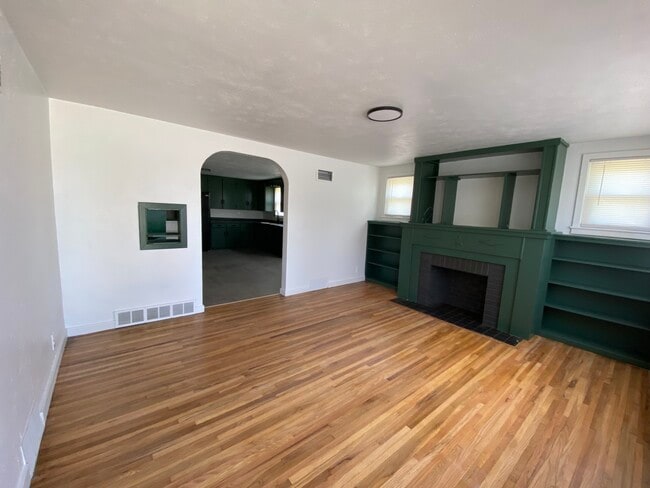 Building Photo - 1527 W 11th