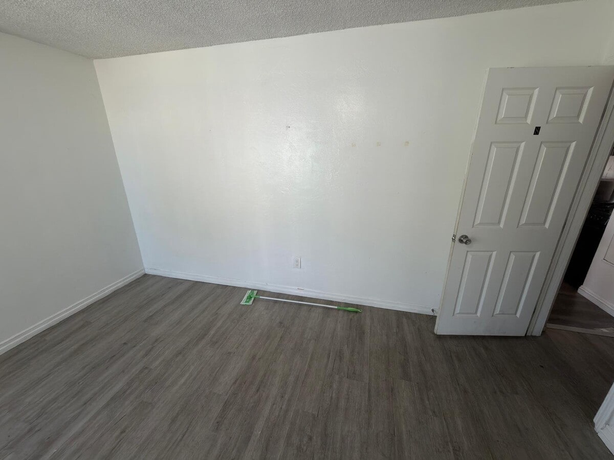 Photo - 9490 Elm Ave