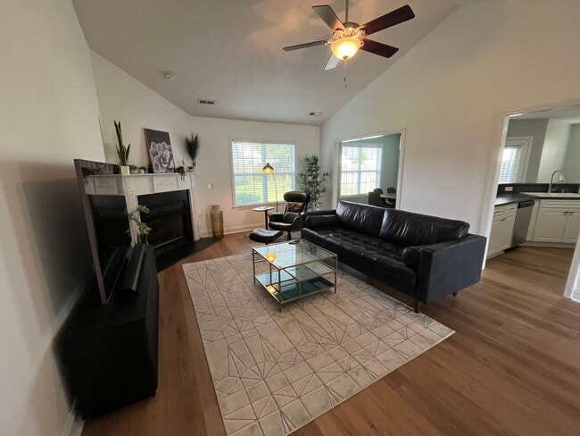 Photo - 642 Hillside Dr