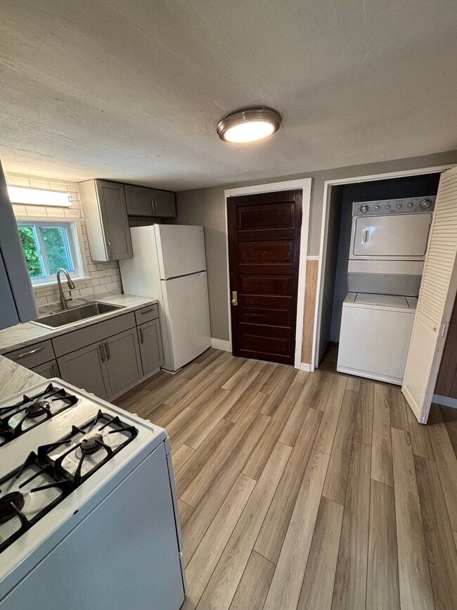 Photo - 105 E Dunn St