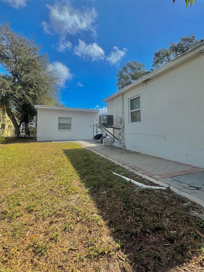 Photo - 12906 NE 6th Ave Unidad 6