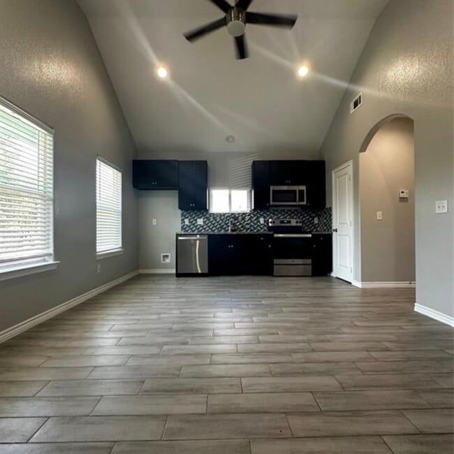 Building Photo - 16918 W Hammon