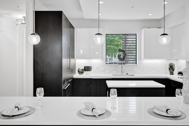 Building Photo - 3040 N Ocean Blvd