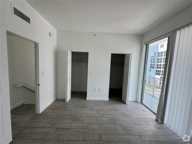 Building Photo - 2146 Van Buren St Unit 402 Rental