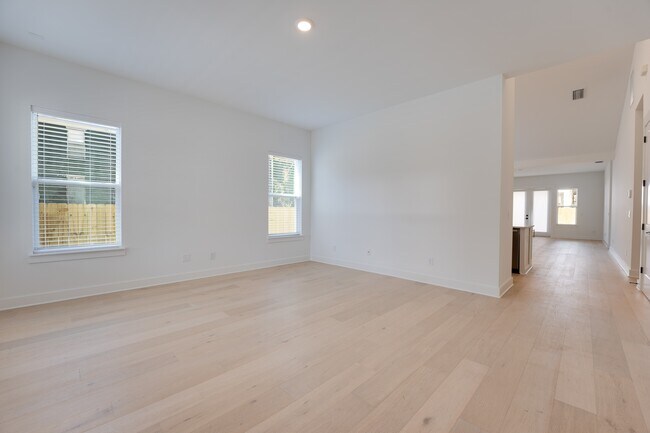 Photo - 451 E 7th St