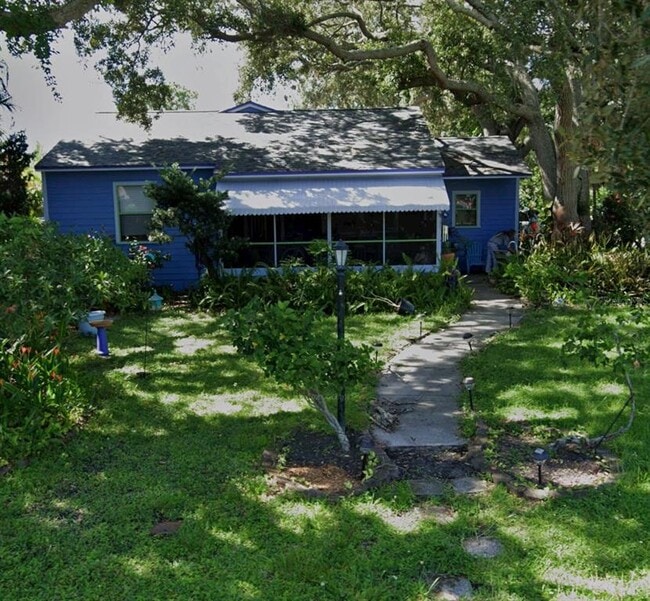 Building Photo - 400 38th Ave NE