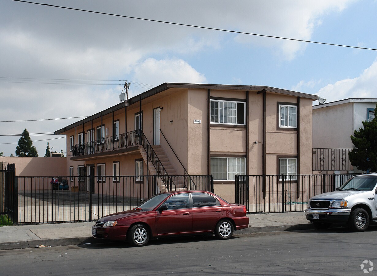 Photo - 2005 W Myrtle St Apartments
