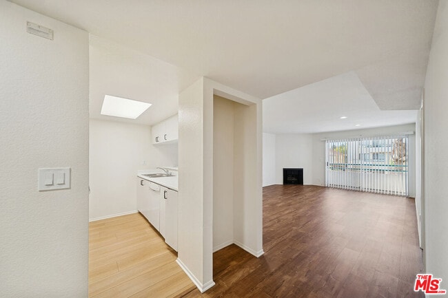 Photo - 870 Crenshaw Blvd Unidad 204