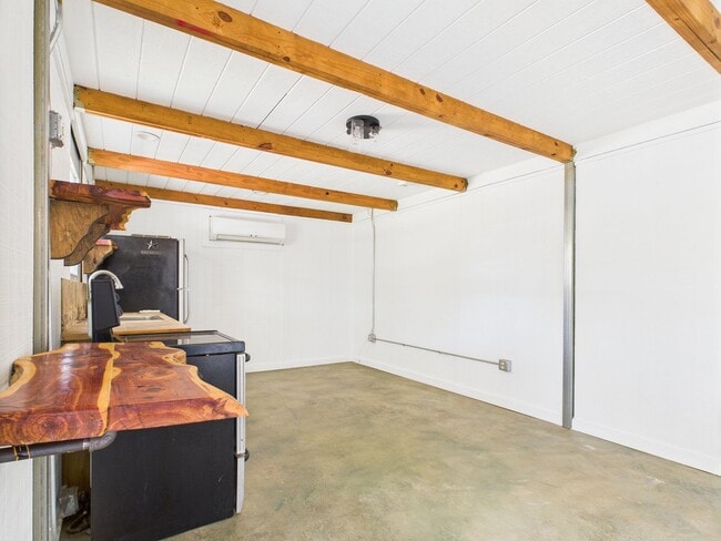 Building Photo - Country Living Rental