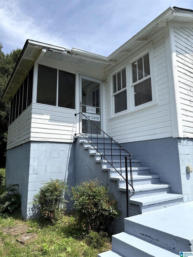 Building Photo - 2145 Pine Ln Rental