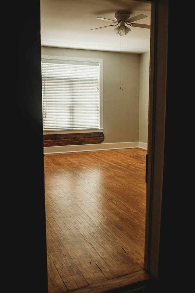 Building Photo - 529 E Washington St Unit Apt F