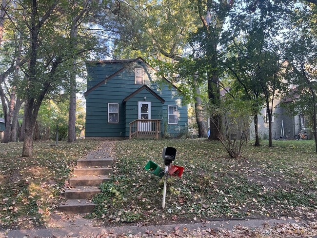 Building Photo - 4 bedroom, 2 bathroom home in the peaceful community of Mahtomedi access to White Bear Lake