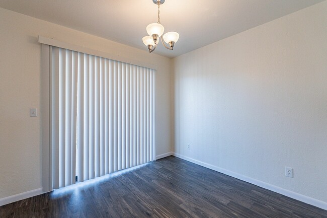 3BR, 2BA - 1,080SF - Shadowbrook Apartments