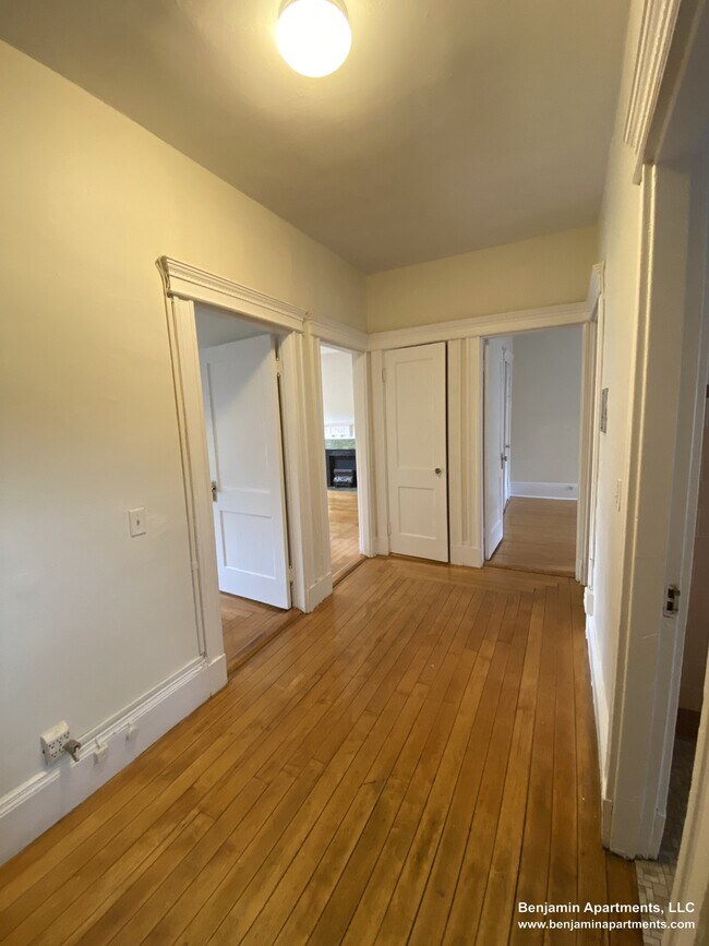 Building Photo - 1822 Beacon St Unit 7
