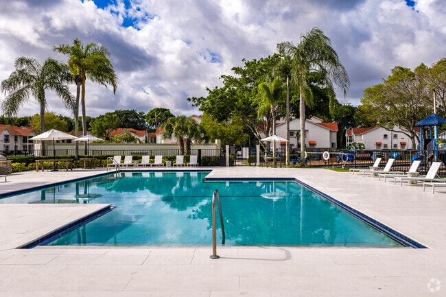 Pool - Savannah Place Apartments