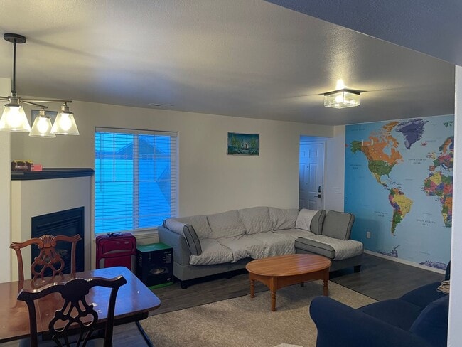 Building Photo - Spacious and well-maintained 3-bedroom, 2-bathroom condo Unit E