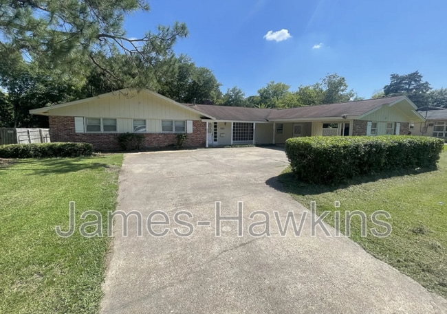 Building Photo - 2124 Greenview Dr Rental