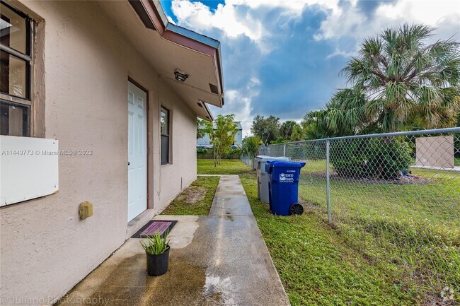 Building Photo - 204 NW 7th St Rental