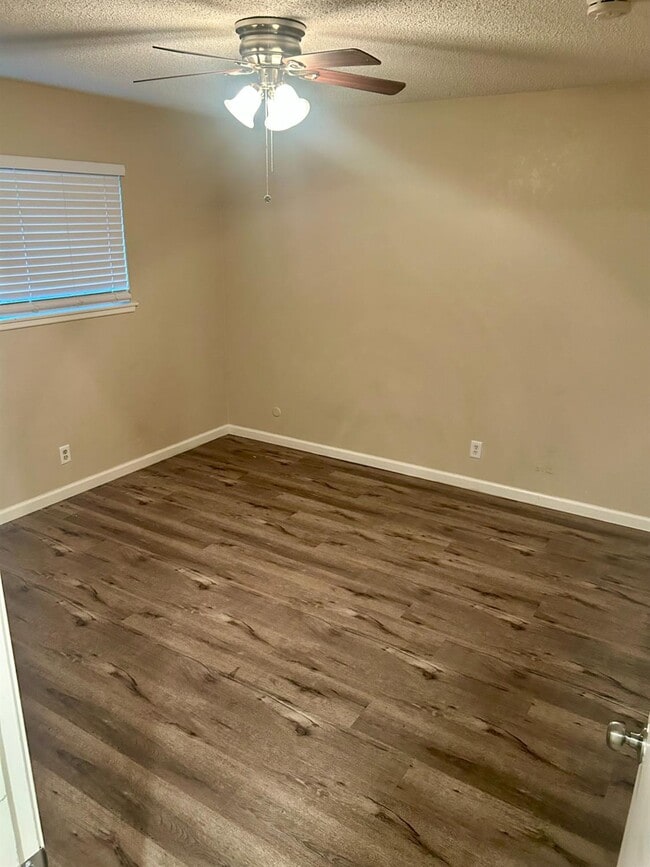 Photo - 650 W Donner Ave