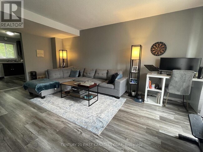 Photo - 70 Chapman Ct