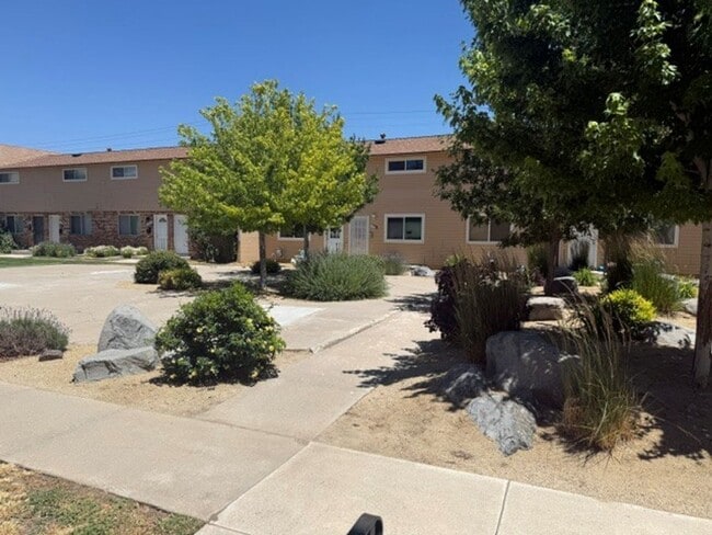 Building Photo - Light and Bright Two bedroom One bath Condo on the West side of Carson