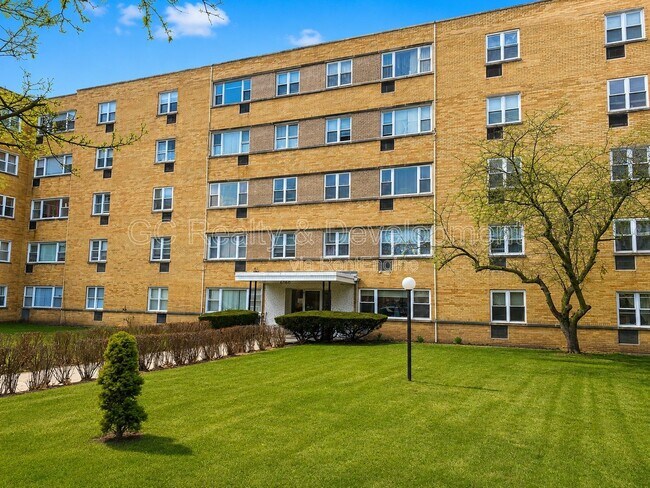Building Photo - 6160 N Damen Ave Unit Apartment 414