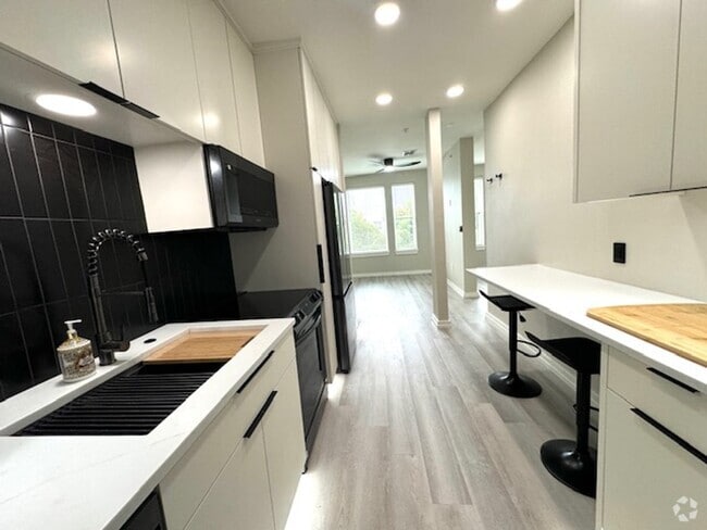 Building Photo - Luxurious Penthouse Studio condo at Zilker