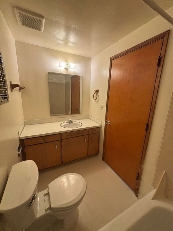 Photo - 462 W 11th Alley Unidad Apt 5