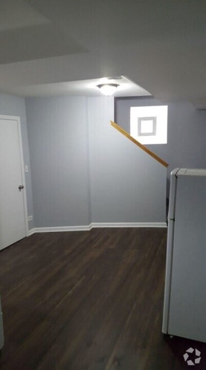 Building Photo - 561 W 18th St Rental