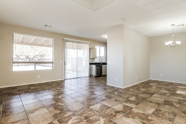 Photo - 1410 E June St