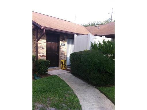 Building Photo - 2 bedroom 1 bath triplex located in the Semoran club subdivision.