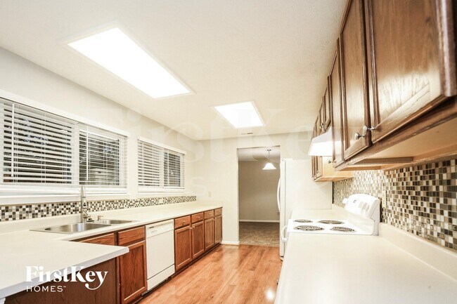 Photo - 16 Pondview Ct