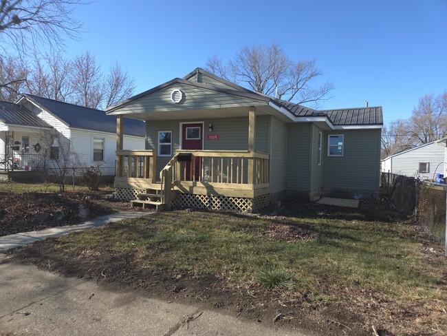 Building Photo - 1109 S Calumet St