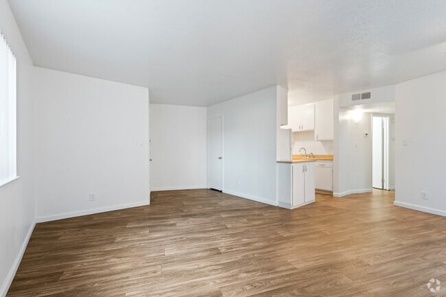 2BR, 1BA - 915SF - Living Room