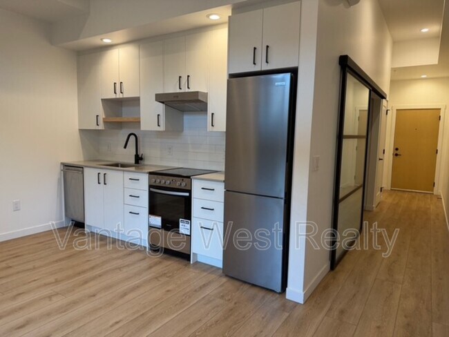 Photo - 660-660 Cawston Ave