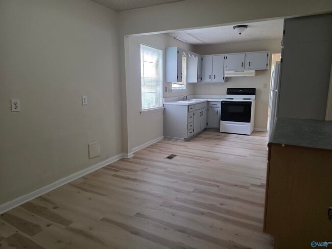Photo - 145 Harris Rd NW