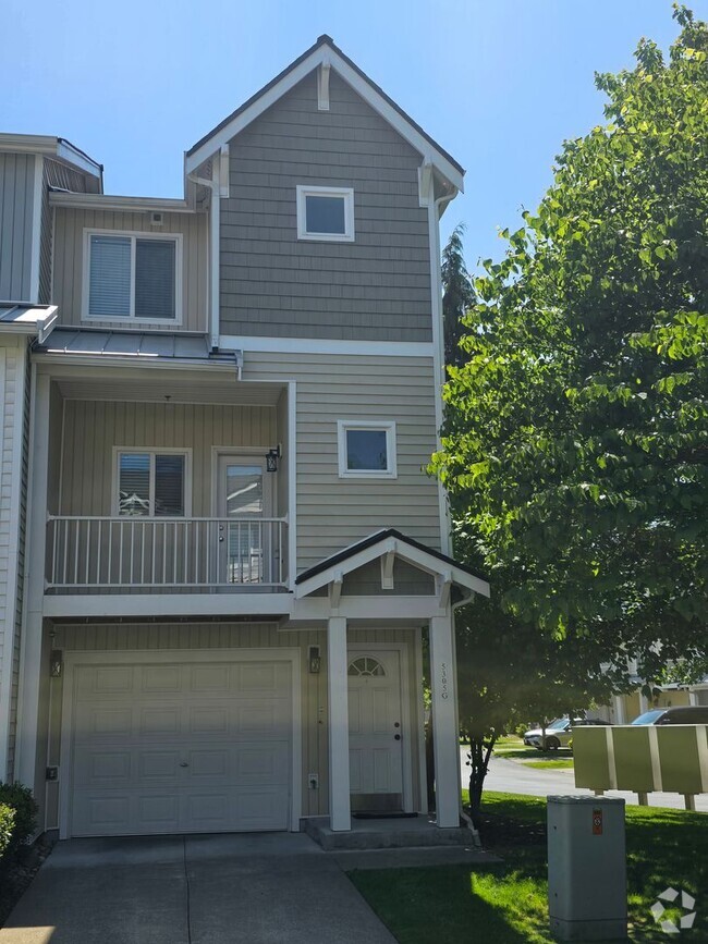 Building Photo - Possibly the Nicest & Most Convenient Town... Rental