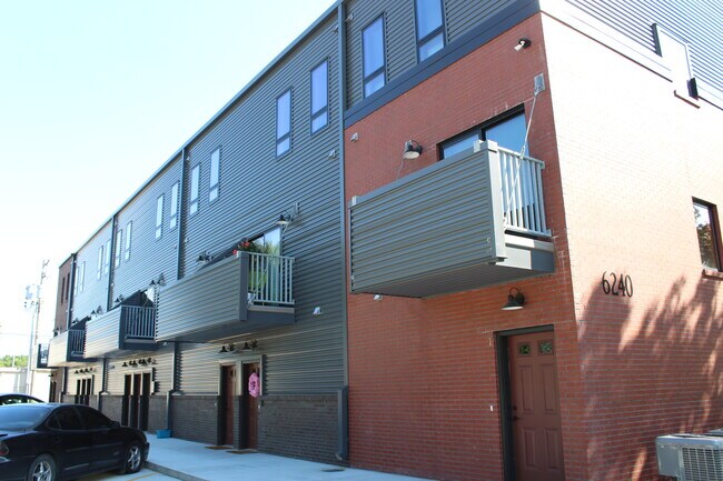 Back / Apartment Private Entrances - 6240 Ballard Ave