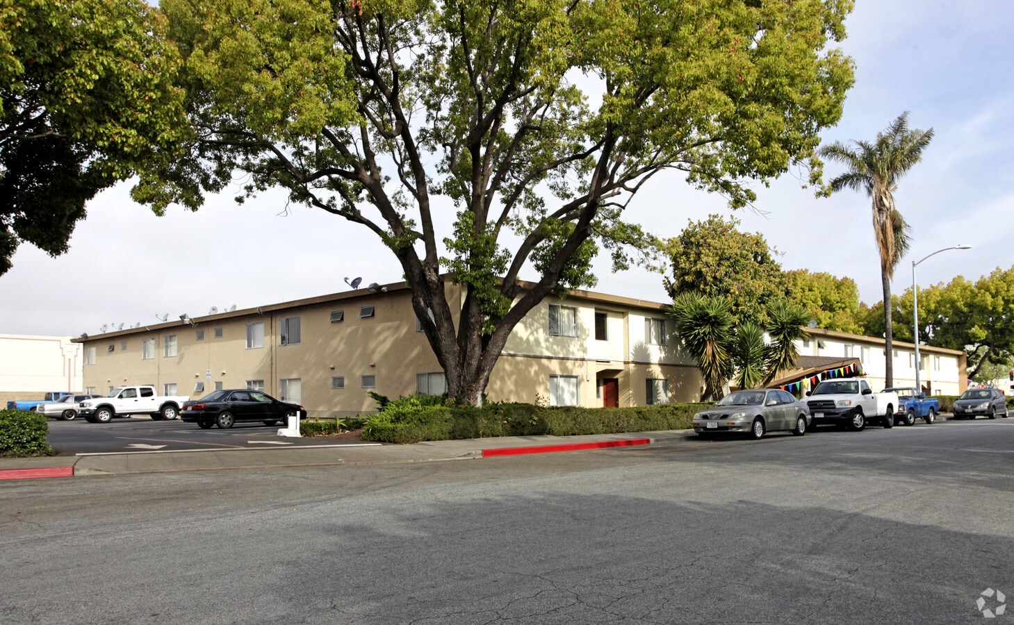 Holiday Gardens Apartments - Holiday Gardens Apartments