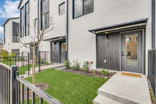 Photo - 5609 Live Oak St Townhome