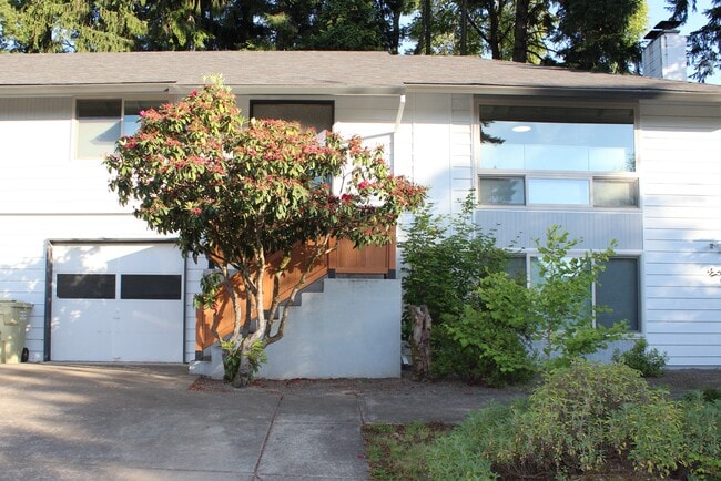 Building Photo - 9042 SW Monterey Pl