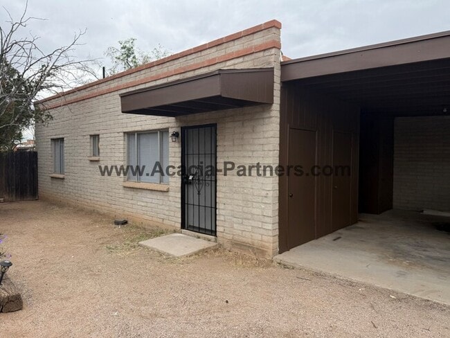 Building Photo - Two Bedroom Duplex