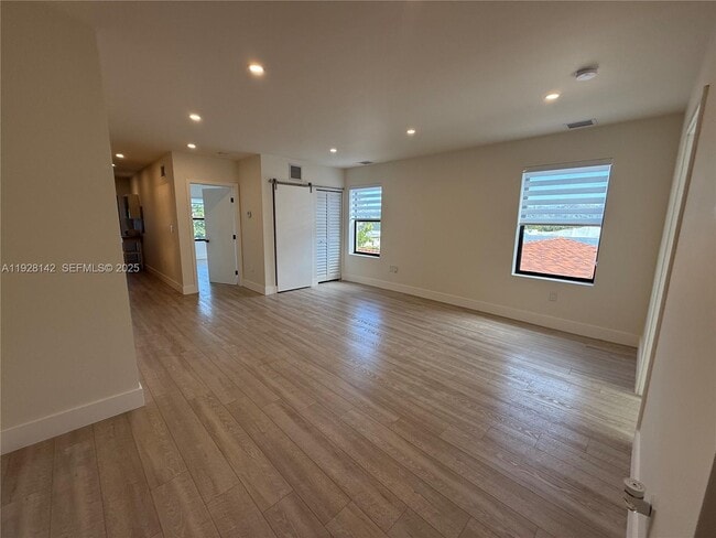 Building Photo - 1721 SW 13th St Unit 4