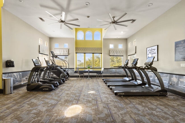 24-Hour Fitness Center - Vue 360